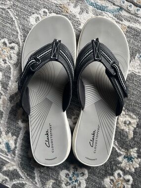 Clarks Cloudsteppers Thong Sandals in black, white & gray Size 10